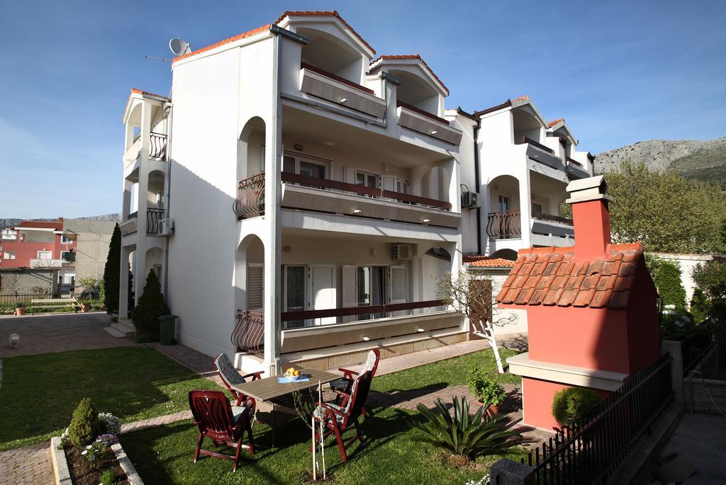 In Beautiful Split Apartment